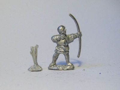 Longbowman with Arrows
New castings from [url=http://www.donnington-mins.co.uk/]Donnington[/url], to be released at Salue 2009. These have a different sculptor to the "old" Donnington figures and will be sold under a different brand. This chap has arrows stuck in the ground behind him. 
Keywords: 100YW