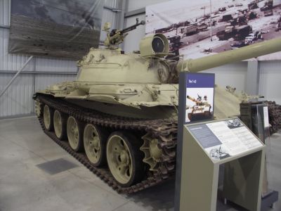 T62
The T-62 has a typical tank layout: driver's compartment at the front, fighting compartment in the centre and engine compartment in the rear. The four-man crew consists of the commander, driver, gunner and loader. Although the T-62 is very similar to the T-55 and makes use of many of the same parts, there are some differences. Those include the hull, which is a few centimetres longer and wider, the different road wheels, and differences in characteristic uneven gaps between roadwheels.
