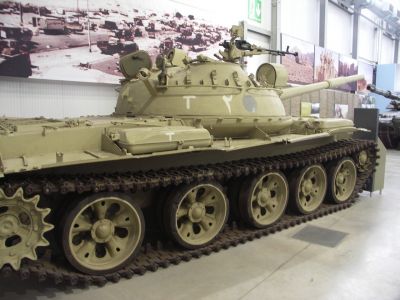 T62
he armament consists of the 115 mm U-5TS "Molot" (2A20) Rapira smoothbore tank gun with a two-axis "Meteor" stabilizer and 7.62 mm PKT coaxial general-purpose machine gun mounted on the right of the main gun. The 12.7 mm DShK 1938/46 antiaircraft heavy machine gun is mounted on the loader's hatch. It was optional until 1972 when all newly built tanks were fitted with the AA HMG. The tank carries 40 rounds for the main gun (although only 4 are placed in the turret while the rest are stored in the back of the
