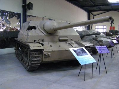 Panzer IV L/70 late (A)
In order to send Pak 42 L/70 armed vehicles to the front as soon as possible, in July 1944 Hitler ordered an interim solution to speed up Nibelungenwerke's transition from Panzer IV production to Panzer IV/70 production.

